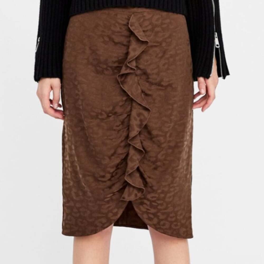 Zara Basic Brown Animal Print Ruffle Front Skirt Size: Medium